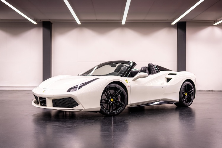 Ferrari 488 Spyder mieten in Zürich