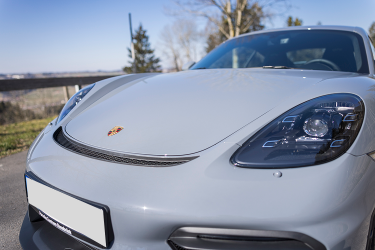 Vorne links Porsche Cayman GT4 am Bodensee