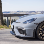 Front seitlich Porsche Cayman GT4 am Bodensee