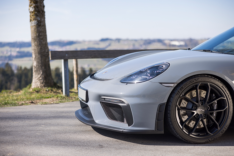 Front seitlich Porsche Cayman GT4 am Bodensee