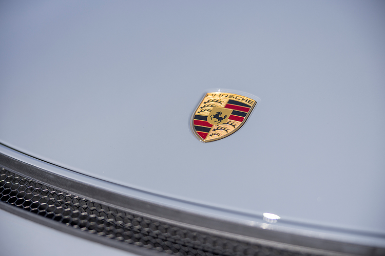 Logo Porsche Cayman GT4 am Bodensee